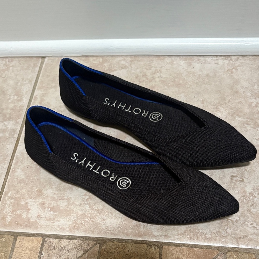 Like new Rothy's Women's Black Pointy Flats